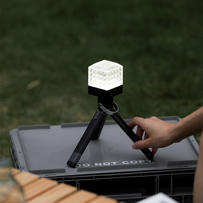 Lanterna de acampamento retro com luz quente e gráficos de impressão UV