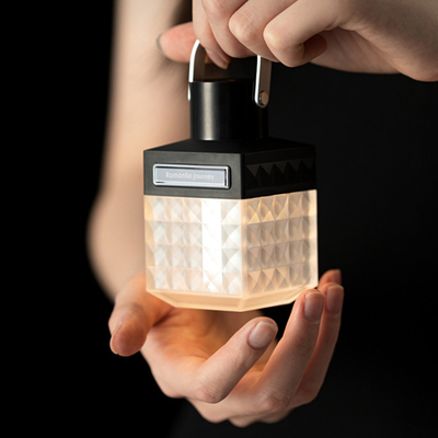 Lanterna de acampamento retro com luz quente e gráficos de impressão UV