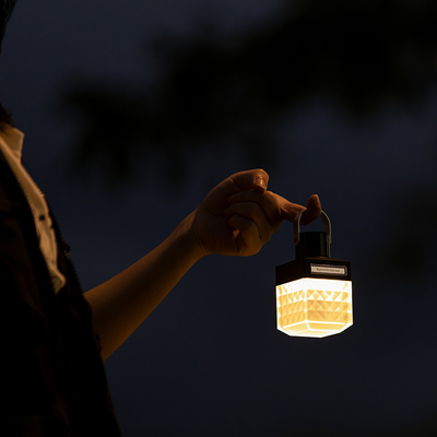 Lanterna de acampamento retro com luz quente e gráficos de impressão UV