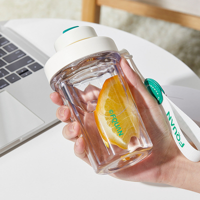 Novidade Presentes Copo de plástico portátil 530ml com filtro e elevação de corda em 1 impressão a cores