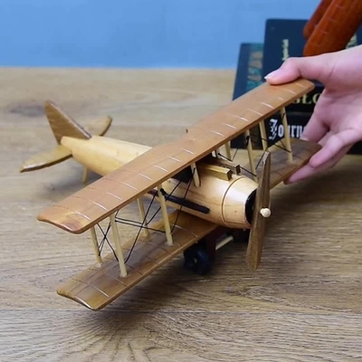 Impressão de tela de seda Modelo de avião de madeira vintage para decoração de desktop doméstico criativo