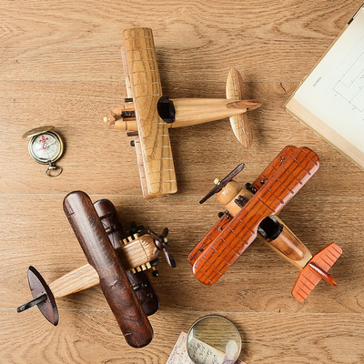 Impressão de tela de seda Modelo de avião de madeira vintage para decoração de desktop doméstico criativo