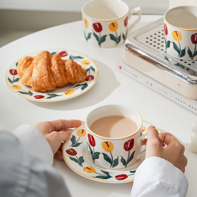 Presente para o Dia das Mães Copo de café e prato de tulipas desenhados à mão com alto valor estético