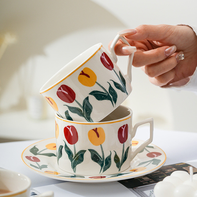 Presente para o Dia das Mães Copo de café e prato de tulipas desenhados à mão com alto valor estético