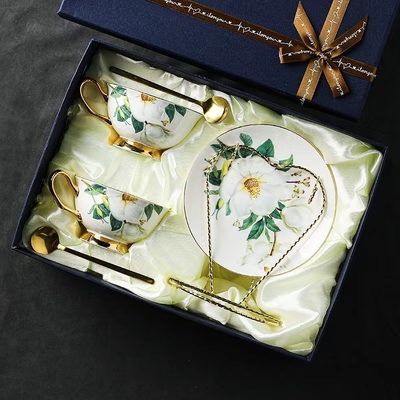 Conjunto de taças de café européias de porcelana óssea de flores de chá cerâmica para cenários de uso chique