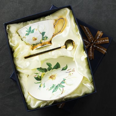 Conjunto de taças de café européias de porcelana óssea de flores de chá cerâmica para cenários de uso chique