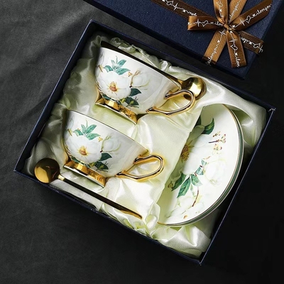Conjunto de taças de café européias de porcelana óssea de flores de chá cerâmica para cenários de uso chique