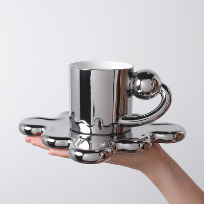 Traga um toque de criatividade à sua coleção de copos com este conjunto de copos Planet