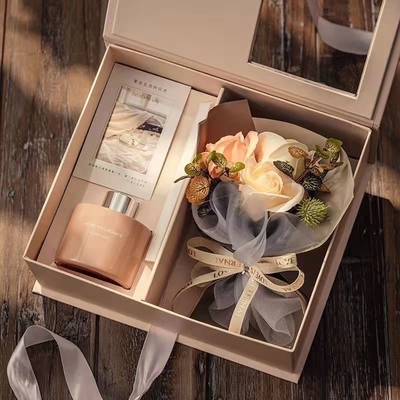 Caixa-presente com buquê de cravos O presente perfeito para professores e mães no seu dia especial
