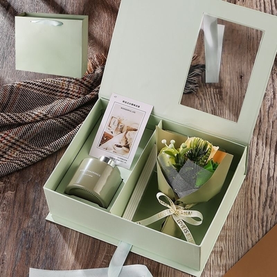 Caixa-presente com buquê de cravos O presente perfeito para professores e mães no seu dia especial