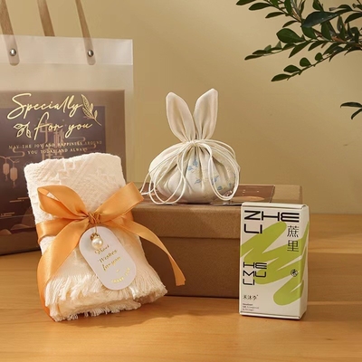 Dirigindo-se a agências de viagens Grupo de funcionários da Companhia de presentes de companhia comprando presentes de bem-estar