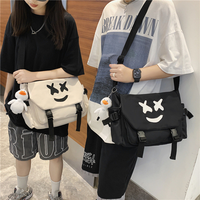 Logotipo do Cliente Estilo Florestal Instagram Smiley Face Bag Um must-have para saídas casuais