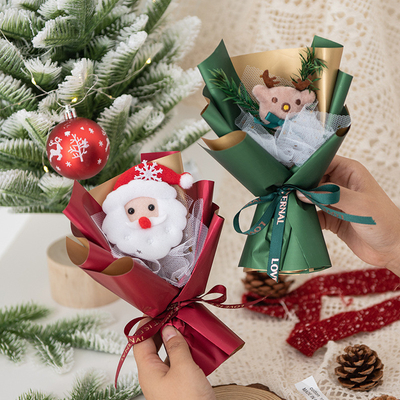 Bouquet festivo de Natal com flores secas e algodão