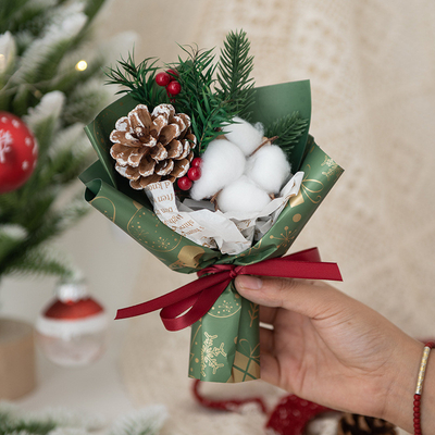 Bouquet festivo de Natal com flores secas e algodão