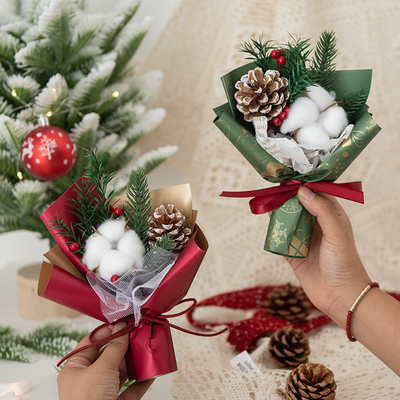 Bouquet festivo de Natal com flores secas e algodão