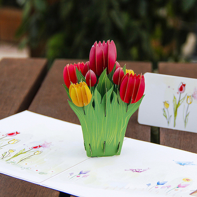 Surpreenda seu professor com um cartão de felicitação 3D de tulipas
