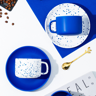 Exquisito Klein Blue Ceramic Flower Coffee Cup e Plate Set para Impressão de Logotipo Personalizado
