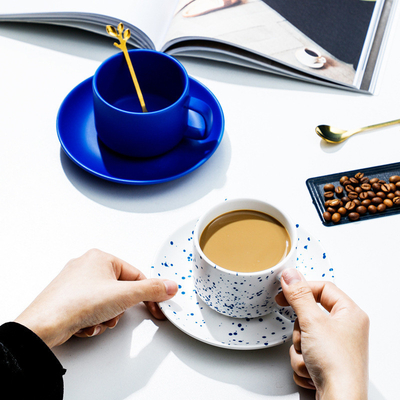 Exquisito Klein Blue Ceramic Flower Coffee Cup e Plate Set para Impressão de Logotipo Personalizado