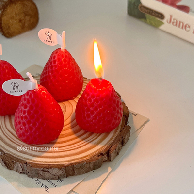 Adicione um toque de cor à sua mesa com esta vela de aromaterapia de morango personalizável