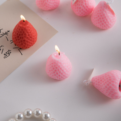 Adicione um toque de cor à sua mesa com esta vela de aromaterapia de morango personalizável
