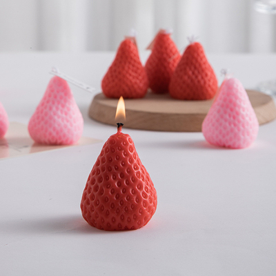 Adicione um toque de cor à sua mesa com esta vela de aromaterapia de morango personalizável