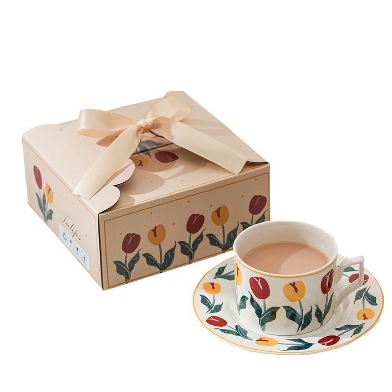 Presente para o Dia das Mães Copo de café e prato de tulipas desenhados à mão com alto valor estético